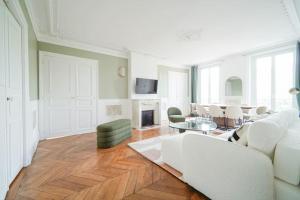 a living room with white furniture and a fireplace at Charmant Appartement proche de L'Opéra Bastille - III in Paris