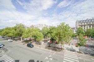 an aerial view of a street with trees and cars at Charmant Appartement proche de L'Opéra Bastille - III in Paris