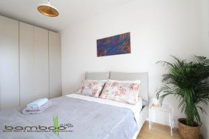 Un pat sau paturi într-o cameră la Bamboo Milano Tacito