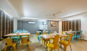 uma sala de aula com mesas e cadeiras numa sala em Treebo Trend Emerald em Hyderabad