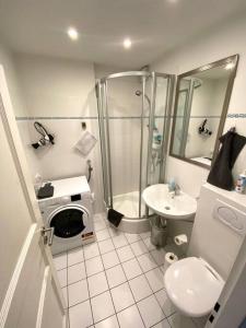 a bathroom with a shower and a toilet and a sink at Panoramablick und den Strand direkt vor der Tür in Kiel