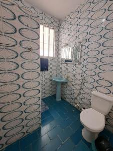 uma casa de banho com um WC e um lavatório em 3 QTS Churrasqueira Garagem perto do Forte e Ilha do Japonês em Cabo Frio