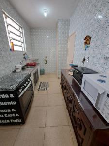 Kjøkken eller kjøkkenkrok på 3 QTS Churrasqueira Garagem perto do Forte e Ilha do Japonês