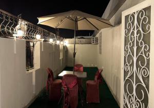 a room with a table and chairs and an umbrella at فندق نسيم أبها in Abha