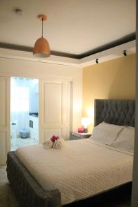 um quarto com uma cama grande com duas toalhas em Moderno Aparta-Estudio en el Exclusivo Cap Cana, Playa, Piscina, BBQ, Wifi @drvacationsrental em Punta Cana