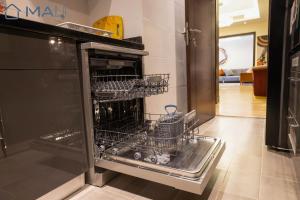 Η κουζίνα ή μικρή κουζίνα στο Cairo Festival Chic 3BR Apartment