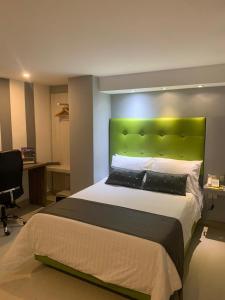 Una cama o camas en una habitación de HOTEl DIBENI PEREIRA