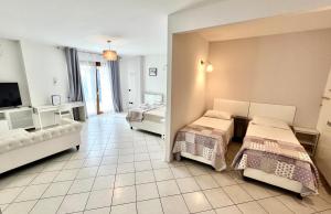 ein Zimmer mit zwei Betten und einem Fernseher in der Unterkunft Cape House in Albano Laziale