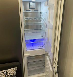 einem leeren Kühlschrank mit offener Tür in einem Zimmer in der Unterkunft Ultra Lux Studio Free Underground Parking in Pasardschik