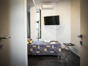 ローマにあるGate 40の壁にテレビとベッドが備わる客室です。