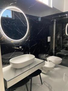 een badkamer met 2 wastafels en een spiegel bij B&B IL CICLISTA in Palombaro