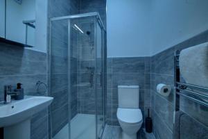 a bathroom with a shower and a toilet and a sink at Excellent One Bedroom Apartment Dundee in Dundee