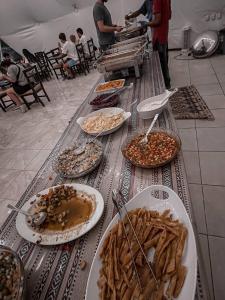 uma mesa longa com pratos de comida em Rum Elizabeth camp em Wadi Rum