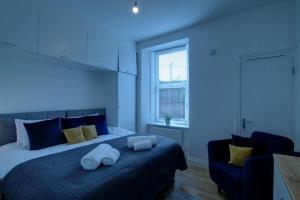 a bedroom with a bed with two white towels on it at Dundee - 1 Bed - Sleeps 4 - Free Parking in Dundee