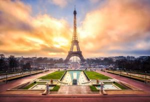 vista sulla torre Eiffel al tramonto di Studio de charme Tour Eiffel a Parigi