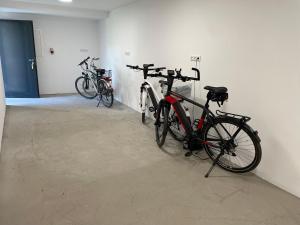 un grupo de bicicletas estacionadas en una habitación en Ferienwohnungen Scheuring 1.OG, en Volkach