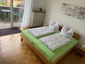- 2 lits avec des oreillers dans une chambre dans l'établissement Ferienwohnungen Scheuring 1.OG, à Volkach