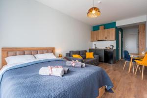 um quarto com uma cama azul com duas bonecas em Twins Panorama Apartment em Gudauri