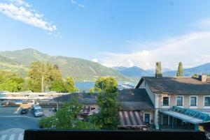 uitzicht op een stad met een meer en bergen bij Appartments Zell am See in Zell am See