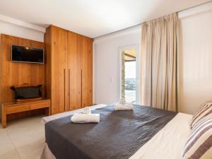 Кровать или кровати в номере Villa Evi & Suites