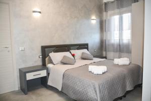 - une chambre avec un lit et 2 oreillers dans l'établissement Home Pacifico, à Vibo Valentia