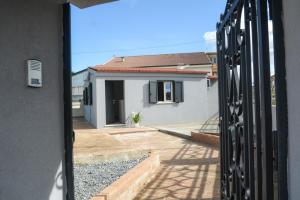- une vue sur une maison par une porte dans l'établissement Home Pacifico, à Vibo Valentia