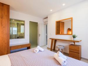 Кровать или кровати в номере Villa Evi & Suites