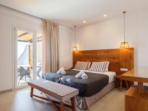 Кровать или кровати в номере Villa Evi & Suites