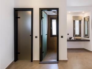 Кровать или кровати в номере Villa Evi & Suites