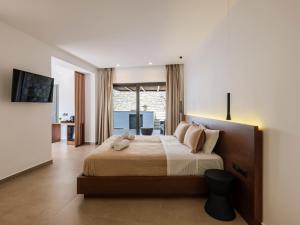 Кровать или кровати в номере Villa Evi & Suites