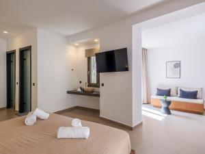 Кровать или кровати в номере Villa Evi & Suites