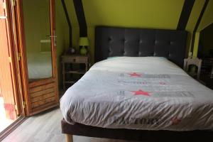 1 dormitorio con 1 cama de 2 estrellas en La Trémouchère, en Gesvres
