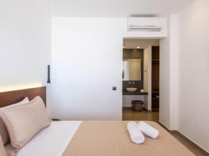 Кровать или кровати в номере Villa Evi & Suites