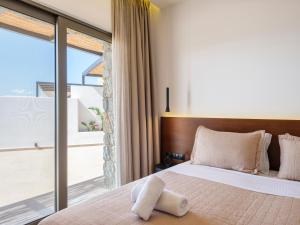 Кровать или кровати в номере Villa Evi & Suites