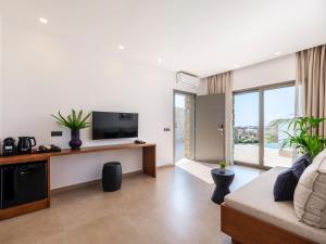 Телевизор и/или развлекательный центр в Villa Evi & Suites