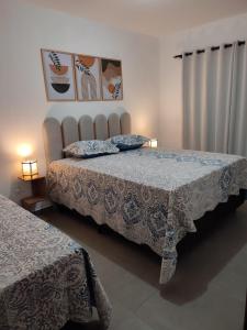 1 dormitorio con 2 camas en una habitación en CASA DE PRAIA, en Garopaba