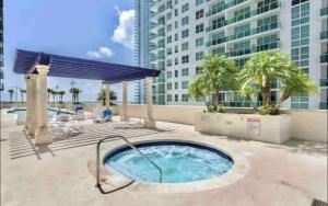 bañera de hidromasaje en un patio con un edificio en Stunning 2Br Condo brickell-Waterviews-FreeParking en Miami