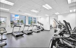 un gimnasio con varias cintas de correr y máquinas cardiovasculares en Stunning 2Br Condo brickell-Waterviews-FreeParking en Miami