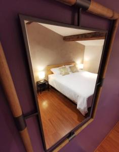 1 dormitorio con 1 cama en el espejo en Maison cosy - 10min Nantes, gare et aéroport en Rezé