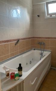 a bathroom with a bath tub in a room at CAN APART KAPLICA OTEL in Termal