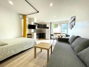 a bedroom and living room with a bed and a table at cosy douillet la grande motte in La Grande-Motte