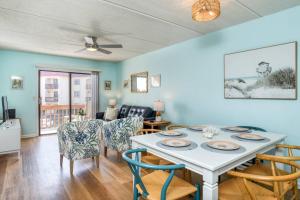 - une salle à manger et un salon avec une table et des chaises dans l'établissement Ocean and Racquet 8208, à Saint Augustine