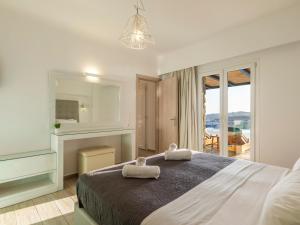 Кровать или кровати в номере Villa Evi & Suites
