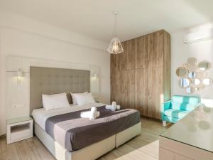 Кровать или кровати в номере Villa Evi & Suites