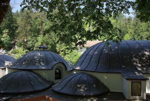 un edificio con cúpulas negras encima en CAN APART KAPLICA OTEL en Termal