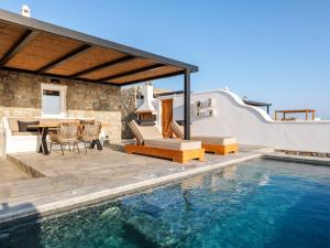 Бассейн в Villa Evi & Suites или поблизости