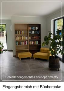 uma sala de estar com um sofá e uma estante de livros em Barrierefreies Ferienapartment A2 Villa Wilisch 55qm em Amtsberg