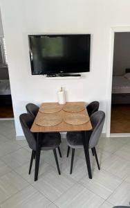 TV a/nebo společenská místnost v ubytování Apartman Lora