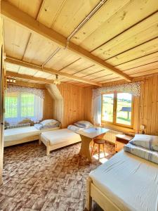 una habitación con dos camas y una mesa en Anna i Franciszek Żegleń Maćkulok, en Małe Ciche