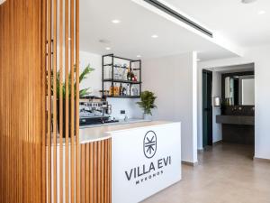 Сертификат, награда, вывеска или другой документ, выставленный в Villa Evi & Suites